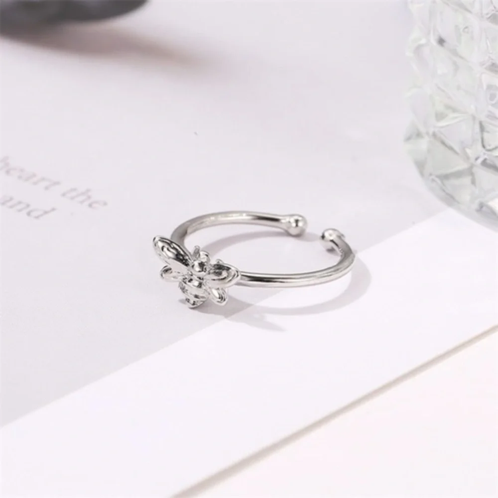 3/$30 🤍 Bumble Bee Ring